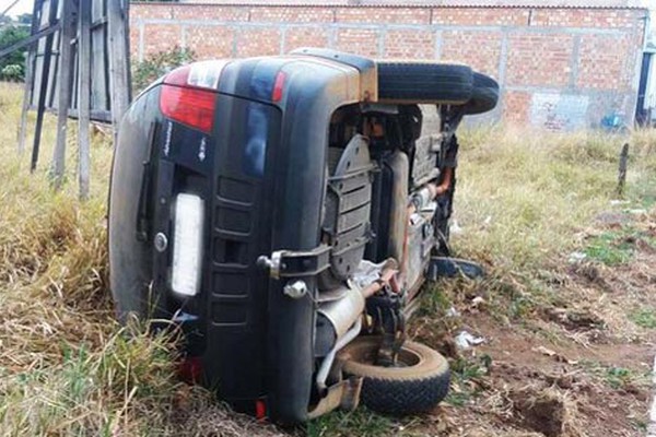 Motorista perde controle e veículo tomba na avenida Engenheiro Eli Pinheiro
