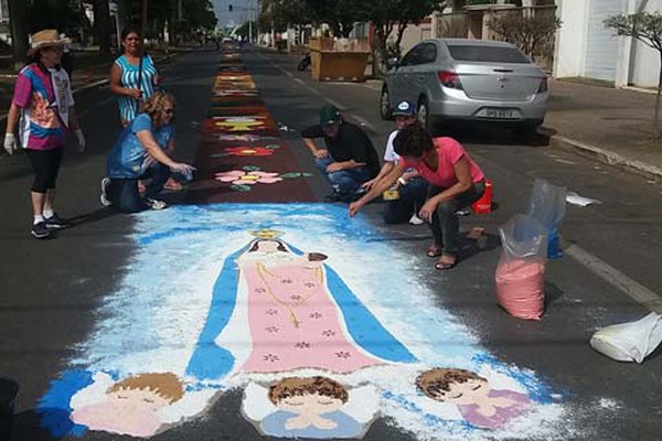 Tapetes para a passagem da procissão de Corpus Christi colorem as ruas de Patos de Minas