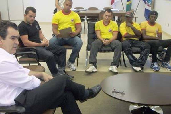 Salva vidas de Patos de Minas se reúnem com prefeito para realização de convênio