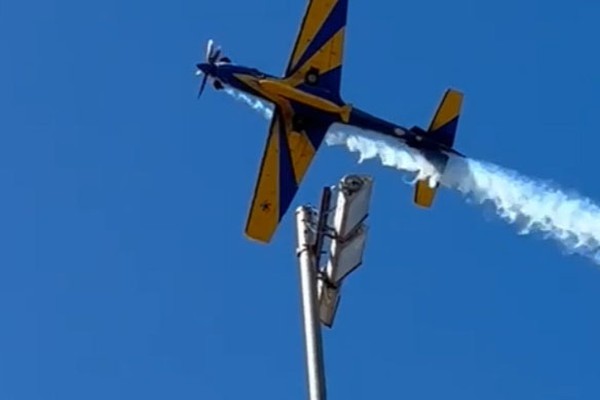 Em visita técnica, aeronave da Esquadrilha da Fumaça chama atenção em Patos de Minas