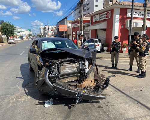 Carro invade loja e criança fica ferida em acidente no Centro de Patos de Minas