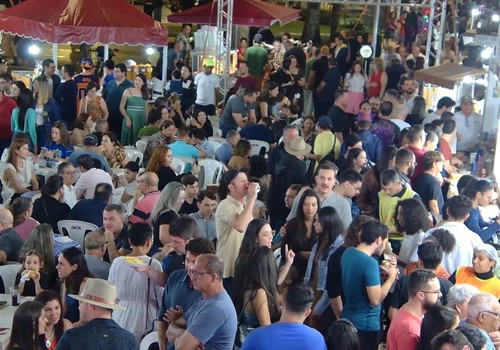 Gastronomia atrai grande público e barraquinhas da Praça do Coreto ficam lotadas