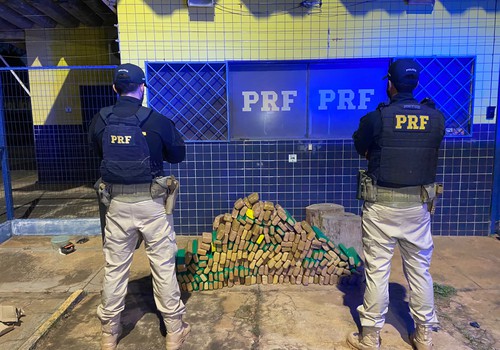 PRF apreende cerca de 200 quilos de maconha após perseguição na BR365, em Patos de Minas
