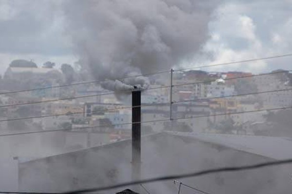Fumaça de indústria de refrigerante bem no centro da cidade irrita os moradores