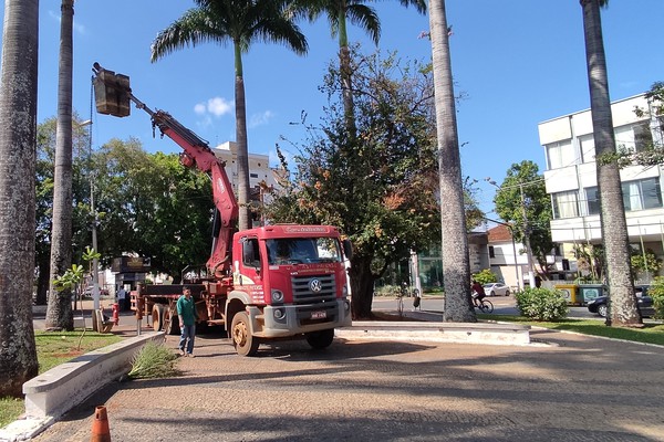 Luzes de Natal já estão quase prontas para a inauguração do Renascer Natalino 2022 em Patos de Minas