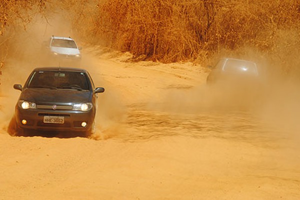 Excesso de poeira em estradas rurais aumenta o risco de acidentes e preocupa moradores