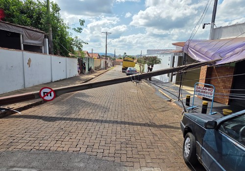Motorista passa mal, bate em poste e estrutura cai sobre toldo de comércio em Patos de Minas