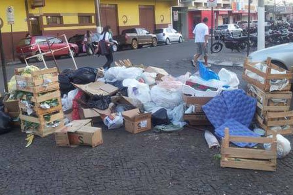 Sem fiscalização, Praça do Mercado Municipal vira depósito de lixo