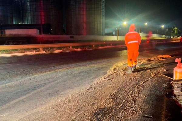 Força-tarefa contém grande mancha de óleo que deixou rodovias escorregadias, em Patos de Minas