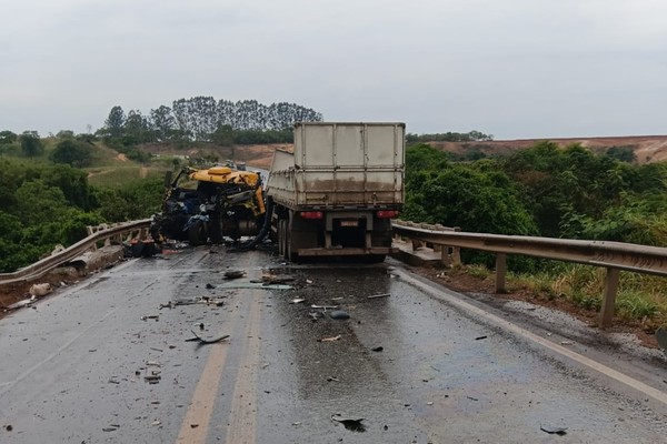 Grave acidente com caminhão, carreta e carro interdita BR 365 por 5 horas, em Patos de Minas