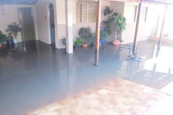 Moradores da Ivan Borges amanhecem com a casa inundada de esgoto