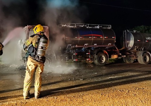 Caminhão tanque de leite pega fogo e mobiliza Corpo de Bombeiros na zona rural de Lagoa Formosa