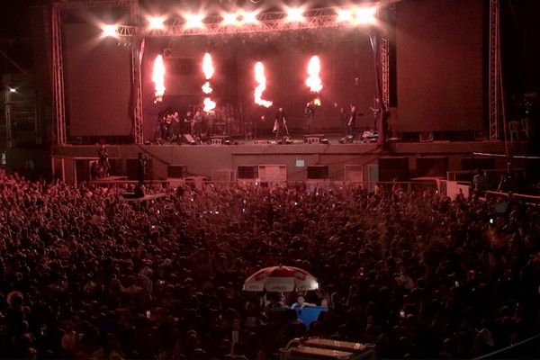 Milhares de pessoas cantam junto com Gusttavo Lima na arena da Fenamilho 2024; veja ao vivo