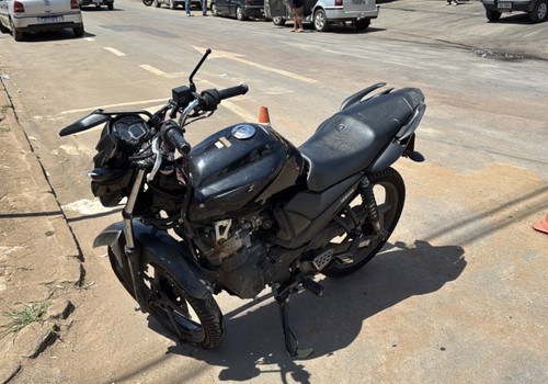 Motocicleta fica com a frente destruída após bater violentamente em carro que avançou parada