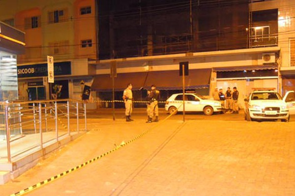 Bandidos instalam bombas em caixas e trocam tiros com a PM no centro de Patos de Minas