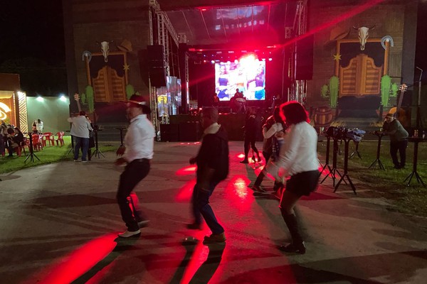 Vila Country se destaca com muito forró e gingado do público; veja ao vivo