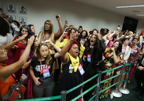 Sob protestos, CCJ da Câmara aprova PEC que proíbe aborto legal