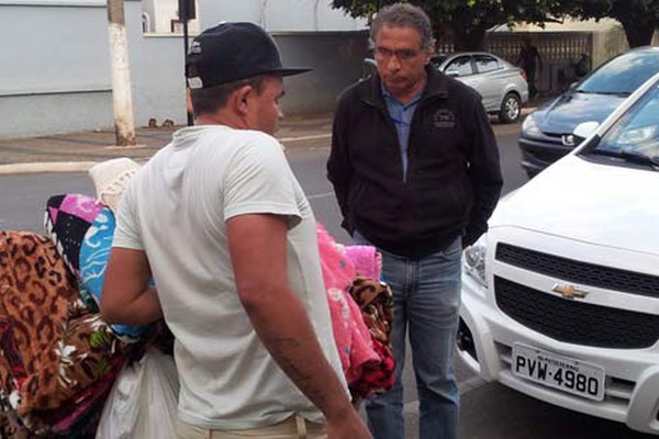 Fiscais da Prefeitura apertam o cerco ao comercio ilegal de ambulantes em Patos de Minas