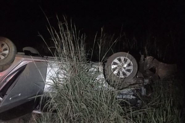 Jovem de 23 anos fica ferido após perder o controle em obras na MGC-354 e capotar o veículo