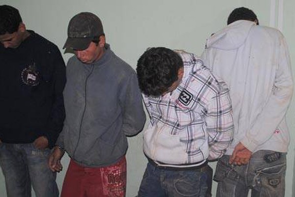Após assalto, homens são presos com armas, capuzes e comunicadores
