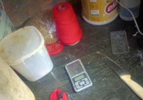 Após ser filmado vendendo drogas, homem é preso no alçapão de casa vizinha em Patos de Minas