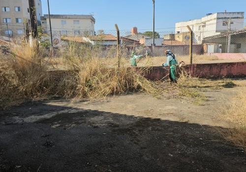 Após reclamação de moradores, Prefeitura faz limpeza na antiga sede do Corpo de Bombeiros