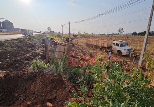 Carreta carregada com 32 toneladas de tomate tomba na BR 365, em Patos de Minas