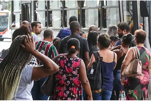 Número dos que procuram emprego há mais de 2 anos cai 17,8%, diz IBGE