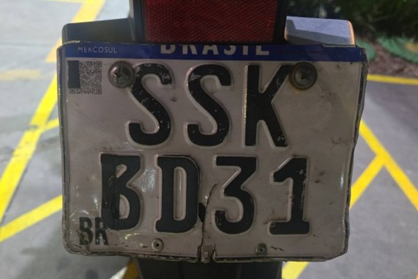 Jovem é preso por adulterar placa de moto com fita isolante para evitar multas em Patos de Minas