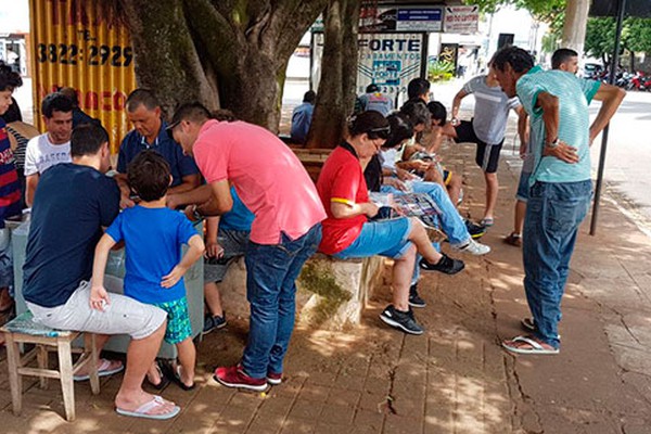Troca de figurinhas da Copa do Mundo mobiliza jovens, adultos e crianças em Patos de Minas  
