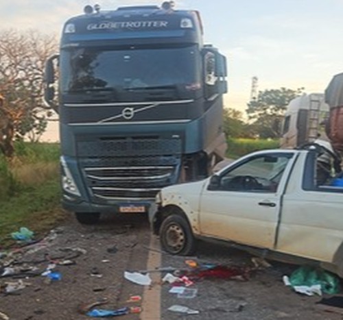 Picape bate frontalmente com caminhão na BR-251 e motorista fica gravemente ferido em Unaí