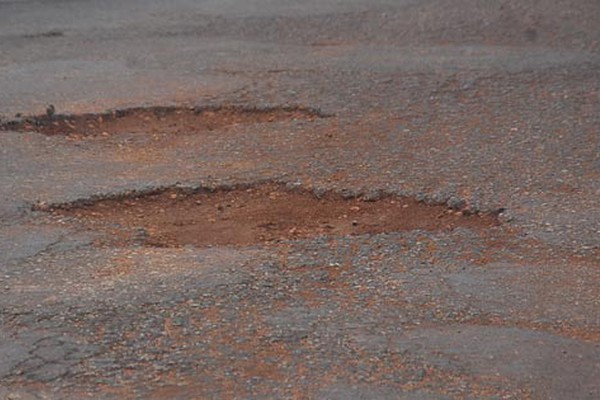 Chuva mal começa e precário asfalto de várias ruas se abre em Patos de Minas