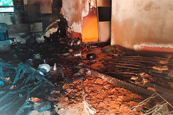 Após fim de relacionamento, mulher se tranca em casa e coloca fogo em móveis; ela foi salva pela PM