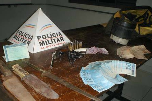 PM de Carmo do Paranaíba prende 4 pessoas com armas de fogo e produtos de furto