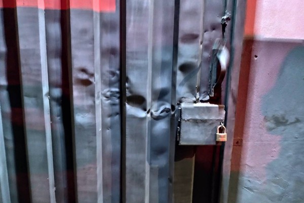 Homem é preso em Patos de Minas após tentar arrombar portão do presídio para entrar