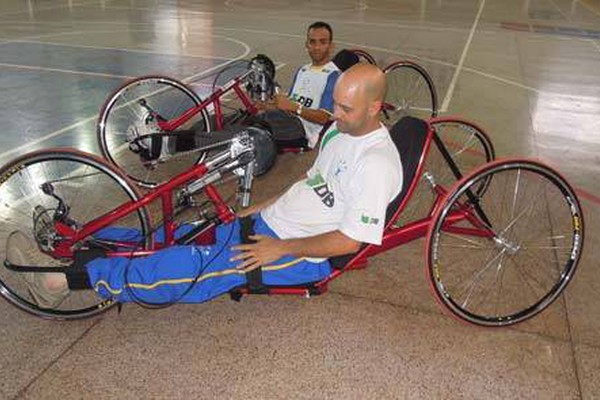 Associação Paraolímpica Patense recebe handbikes para disputar provas de estrada