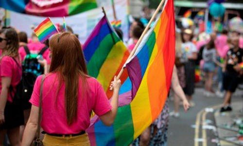 Empregada lésbica vai ser indenizada em R$10 mil após ser excluída de homenagem no Dia da Mulher em MG