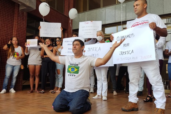 Familiares de jovem morto durante operação policial fazem manifestação e cobram por justiça em Patos de Minas