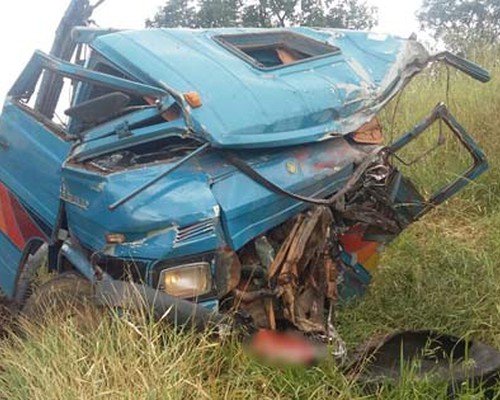 Motorista invade a contramão de direção e provoca acidente entre