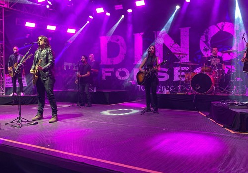 Dino Fonseca canta sucessos mundiais que atravessam gerações; veja ao vivo