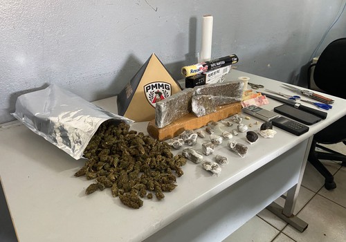 Policiais sentem forte odor de maconha e encontram grande quantidade de drogas em residência