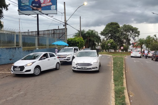 Filas duplas em frente a colégio e congestionamento irritam e atrapalham motoristas em Patos de Minas