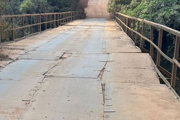 Ponte sobre Rio Paranaíba ameaça desabar e é interditada na divisa dos municípios de Patos de Minas e Lagamar