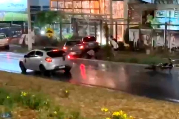 Motociclista não resiste e morre após sofrer queda e ser atropelado durante chuva intensa na Av. JK