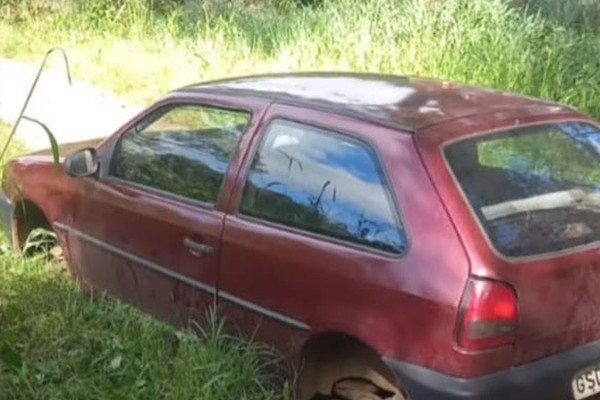 Veículo furtado é encontrado abandonado e sem as rodas em Patos de Minas