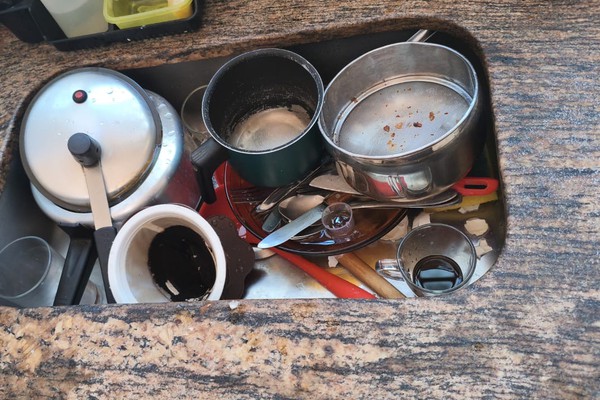 Moradores de diversos bairros amanhecem sem água; Copasa promete solução ainda hoje