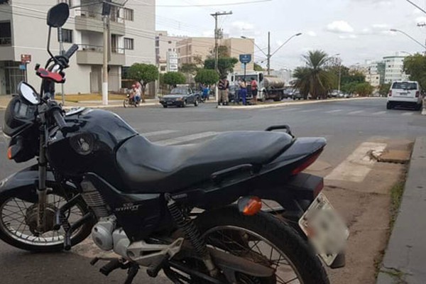 Motorista de pick up tenta conversão, motociclista bate e passageira acaba ferida em Patos de Minas 