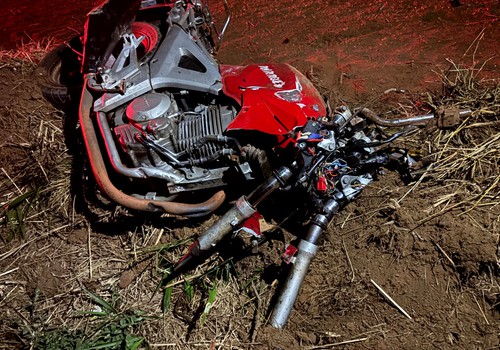 Motociclista morre e passageiro fica ferido ao baterem em caminhonete que fazia ultrapassagem em carreta na MGC 354