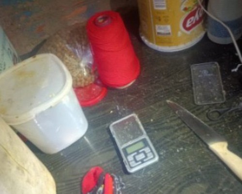 Após ser filmado vendendo drogas, homem é preso no alçapão de casa vizinha em Patos de Minas