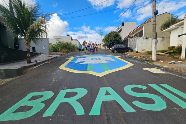Moradores se unem para decorar ruas e entram no clima da Copa do Mundo em Patos de Minas